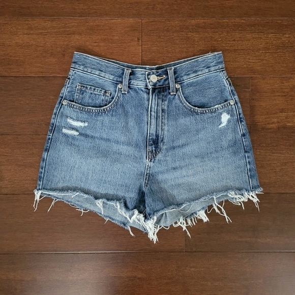 Uniqlo High Rise Distressed Cut-Off Raw Hem Denim Shorts Womens Size 25 Med Wash - Picture 1 of 9